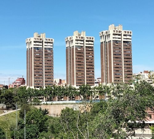 104_Edificis_Símbol,_av._Cornellà_13-25_(Esplugues_de_Llobregat),_des_del_c._Josep_Anselm_Clavé